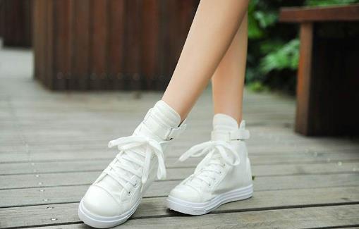 白色帆布鞋的清洗方法-很美的