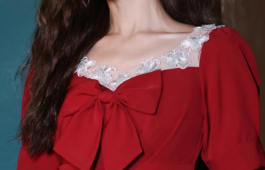 红色礼服配什么样的首饰好看 红色礼服配什么颜色鞋子好看-很美的