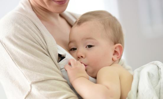 胸小没奶这个锅平胸妈妈不背 平胸妈妈也能当奶牛-很美的