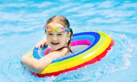 孩子多大适合学游泳 儿童在游泳时如何预防溺水-很美的