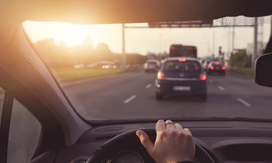 汽车前挡风玻璃贴膜有什么用 汽车挡风玻璃怎样科学保养-很美的