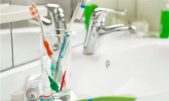 日常牙刷要经常更换 被淘汰的旧牙刷妙用多多-很美的