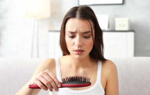 有种产后烦恼叫一薅一把毛 为什么掉发找上产后新妈-很美的