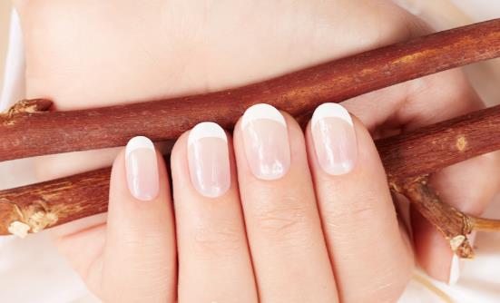 指甲保养也是一门学问 如何处理指甲表面不光滑的情况-很美的