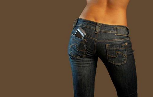 牛仔裤怎么洗才不会掉色-很美的