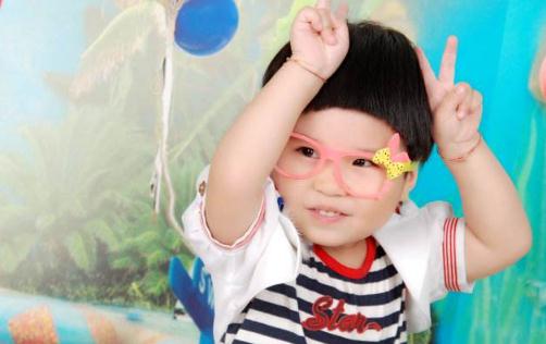 家长如何培养2岁孩子的社交能力-很美的