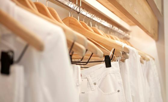 日常保养白T恤的小妙招 白t恤被染色了该怎么处理-很美的