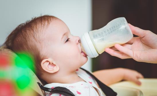 避免这些10妈9错的冲奶法 不让宝宝的健康打折-很美的