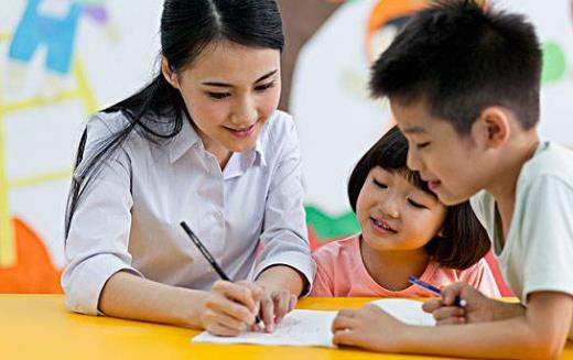 孩子不跟其他小朋友玩的原因 不要随便给孩子贴标签-很美的