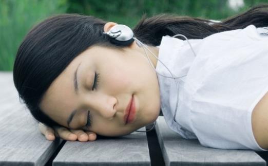 不小心耳机里面进水了 耳机进水具体处理方法-很美的