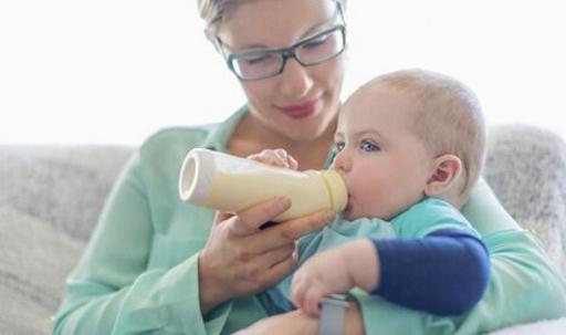 人工喂养宝宝须知 谨记这些原则-很美的
