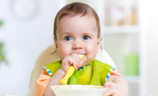 宝宝吃饭不配合的原因 如何解决宝宝吃饭问题