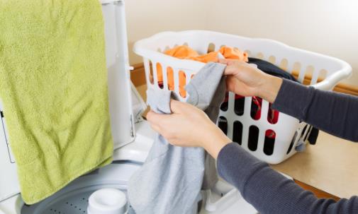 日常洗衣小技巧 让你轻松应对各种烦人的污渍-很美的