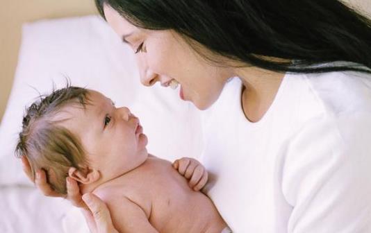 生完孩子白头发是怎么回事-很美的