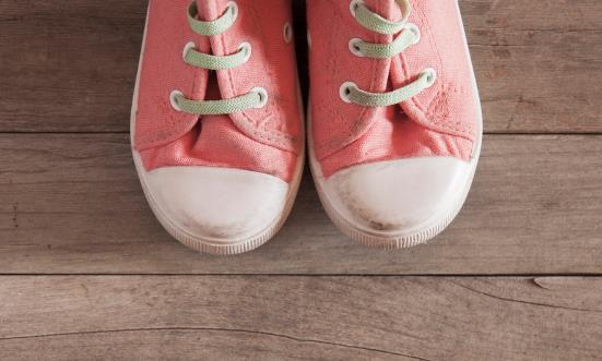 儿童鞋穿着不当有隐患 儿童鞋子不合适会造成哪些危害-很美的