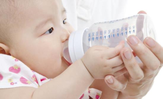 婴儿有各种饿的讯号 哭是宝宝饿的最后一个讯号-很美的
