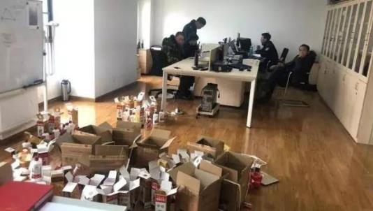 假酒！真瓶装假茅台骗术 嫌疑人借豪车卖货-很美的