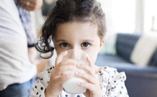 19天婴儿吃100ml正常吗 100ml奶粉婴儿吃几分钟合理-很美的