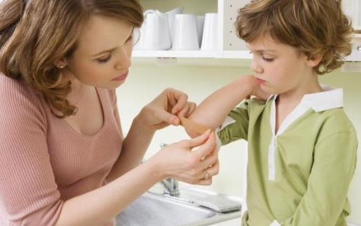 外出旅行必备急救箱 解决突发状况最好的方法-很美的