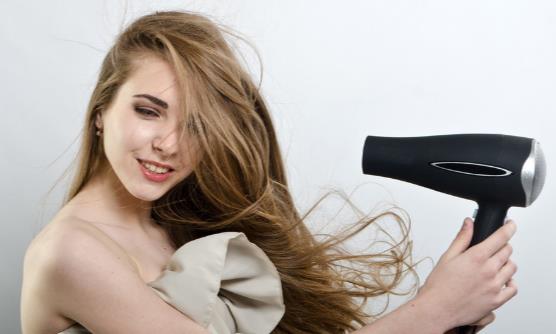 吹风机里缠入了头发怎样清理 如何用吹风机正确吹发-很美的