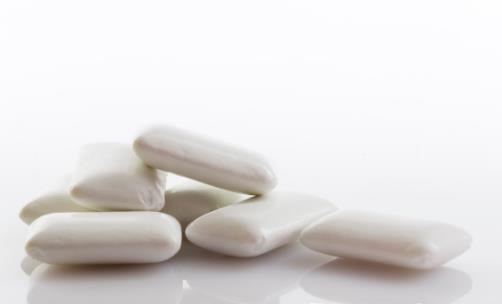 不要养成没事就嚼口香糖的习惯 小心给身体带来副作用-很美的