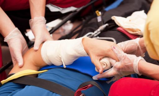 气管进异物用哈姆力克急救法 哈姆力克急救操作方法-很美的