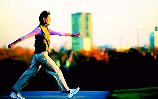 坚持快速走路 走掉多种疾病-很美的