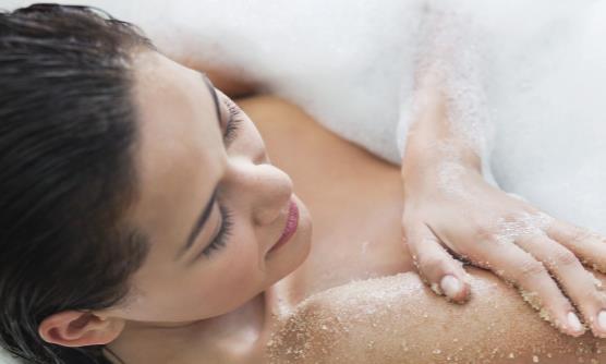 洗澡时你会用沐浴露还是香皂 洗澡前要注意什么事情-很美的