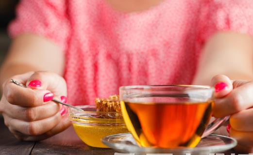 喝蜂蜜水美容养颜 蜂蜜虽好也要适合自己才可以-很美的