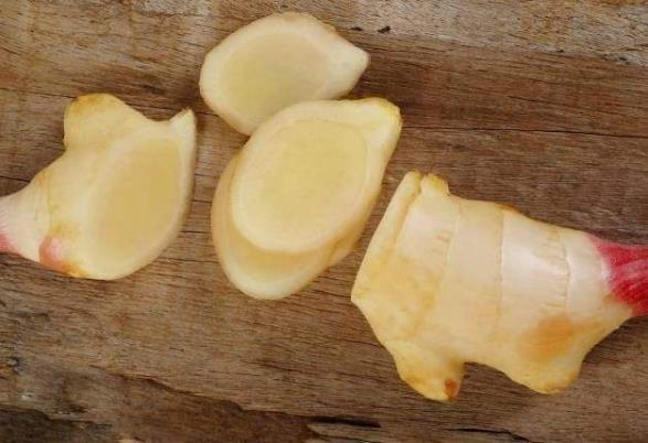 生姜放久了失去水分干巴巴的,这样保存,可以吃一年新鲜生姜