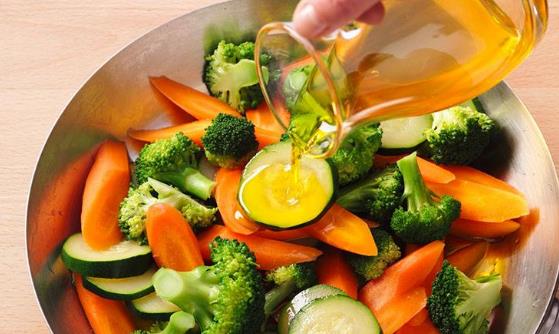 食用亚麻籽油能改善女性经前综合症 亚麻籽油的食用方法-很美的