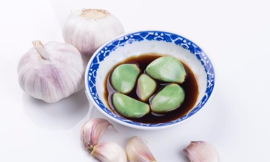 腊八节教你在家腌清脆可口的腊八蒜 腊八节的独特美食分享-很美的