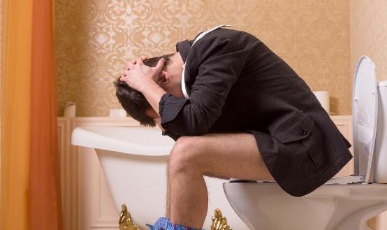 导致便秘的日常习惯 饮食预防痔疮形成的禁忌-很美的