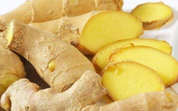 生姜放久了失去水分干巴巴的,这样保存,可以吃一年新鲜生姜