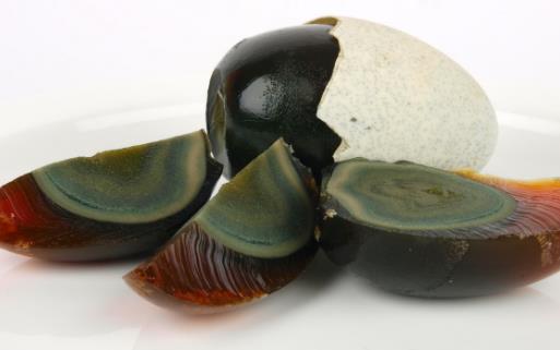 不粘刀,切出美观的皮蛋!