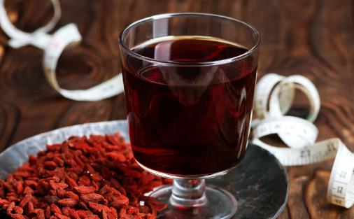 保温杯里泡枸杞是养生的标志 枸杞的这些禁忌要知道-很美的