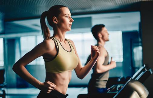 跑步能强身健体增强肌肉 学会跑步正确技巧保护膝盖-很美的