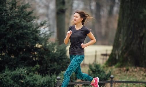 早晨喝水好处多 空腹跑步害处多-很美的