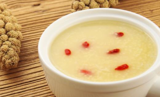 晚上睡不着觉 不妨喝点小米粥-很美的