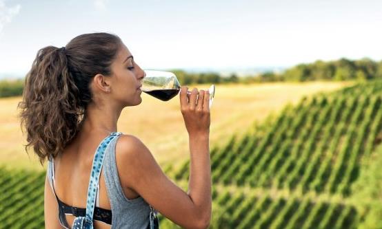 喝葡萄酒的8大好处 但需注意5个雷区-很美的