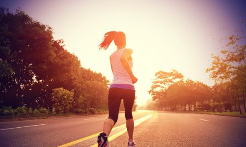 什么时间夜跑最好 夜跑需热身充分才上路-很美的