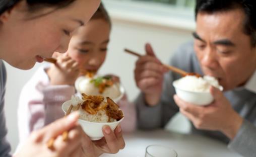 吃饭速度过快的六大伤害 能降低吃饭速度的小妙招-很美的