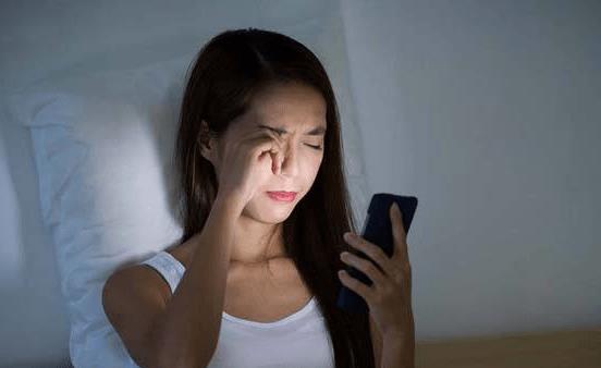 熬夜眼袋严重 9个小方法可以帮你恢复迷人的双眼-很美的