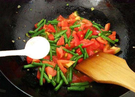 长期大量吃盐影响健康 怎样合理使用食用盐呢?-很美的