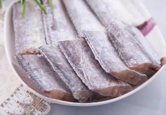甲醛浸泡过的带鱼，一碰热油就扭曲、炸裂开花，千万别买别吃！-很美的
