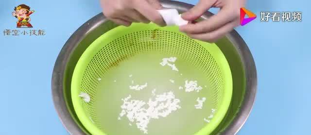 菜篮子缝隙难清洗?倒点白醋和淀粉,菜篮子的油污都洗净