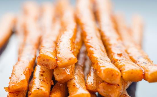 吃辣条易致消化不良甚至致癌 除了辣条这些零食也要少吃-很美的