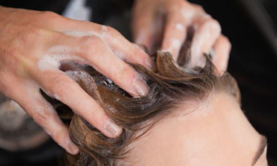 晚上睡觉前洗头有什么影响 洗头的五大禁忌-很美的