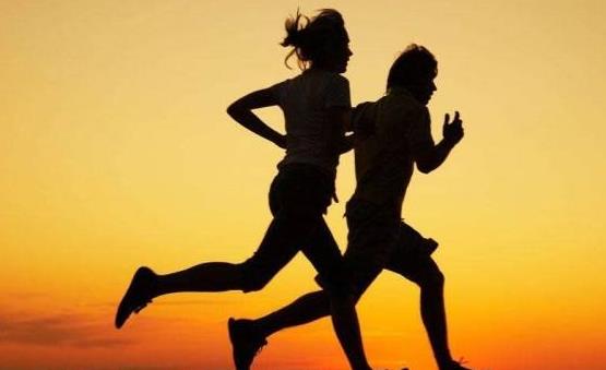 只要记住以下这八点 跑步不但不伤膝还能壮膝-很美的