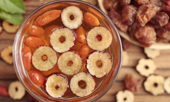 红枣泡水养肝排毒 不适合吃红枣养生的人群-很美的